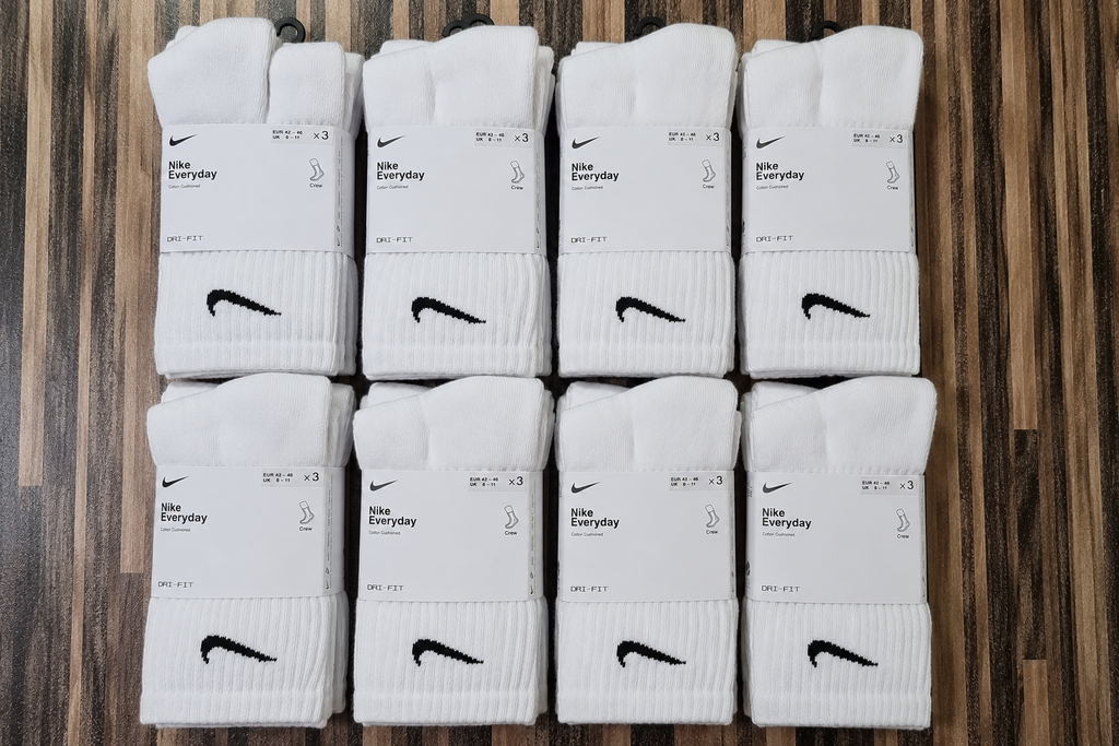 NIKE CREW WHITE SOCKS ( 24 PAIRS LOTS) (8 PACKS OF 3 PAIRS