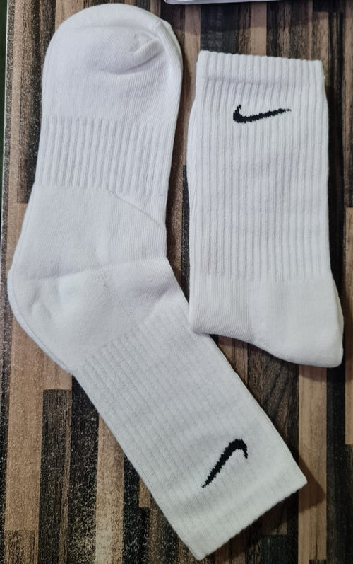 NIKE CREW WHITE SOCKS ( 24 PAIRS LOTS) (8 PACKS OF 3 PAIRS